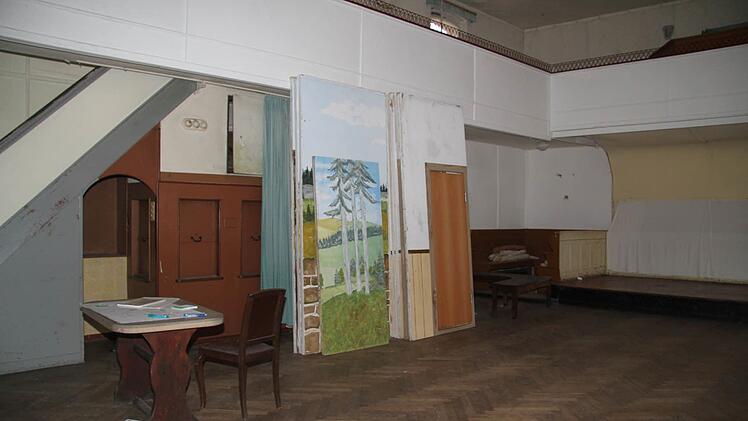 Bühne und Empore erinnern an andere Zeiten. Foto: Sonja Adam