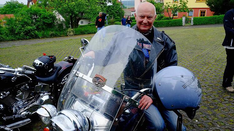 Mit seiner Harley-Davidson, Baujahr 1992, kam Ernst Hahn aus Michelau vorbei. Foto: Gerd Schaar
