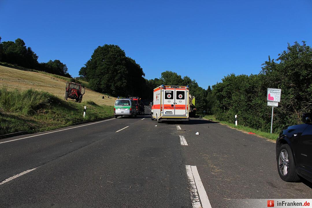 Motorrad kollidiert mit Traktor - Biker schwerst verletzt