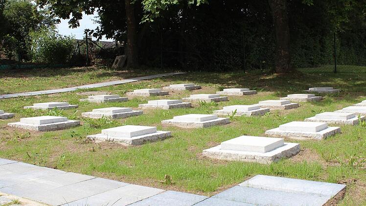 Diese Urnengräber auf dem Lonnerstadter Friedhof wurden gerade erst geschaffen. Sie sind noch unbenutzt.
