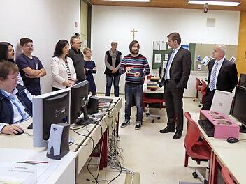 Fachlehrer Tobias Slaka (Mitte) erläutert im Computerraum das neue digitale Konzept der Mittelschule Gößweinstein.  Foto: Thomas Weichert