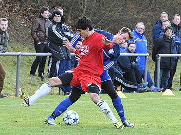 Schoss diesmal zwar selbst kein Tor, hätte in der Anfangsphase des Derbys aber gern einen Foulelfmeter gehabt: Münnerstadts Fuaad Kheder (links), hier im Duell mit Kissingens Vlad Ruja. Foto: Hopf