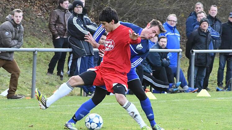 Schoss diesmal zwar selbst kein Tor, hätte in der Anfangsphase des Derbys aber gern einen Foulelfmeter gehabt: Münnerstadts Fuaad Kheder (links), hier im Duell mit Kissingens Vlad Ruja. Foto: Hopf