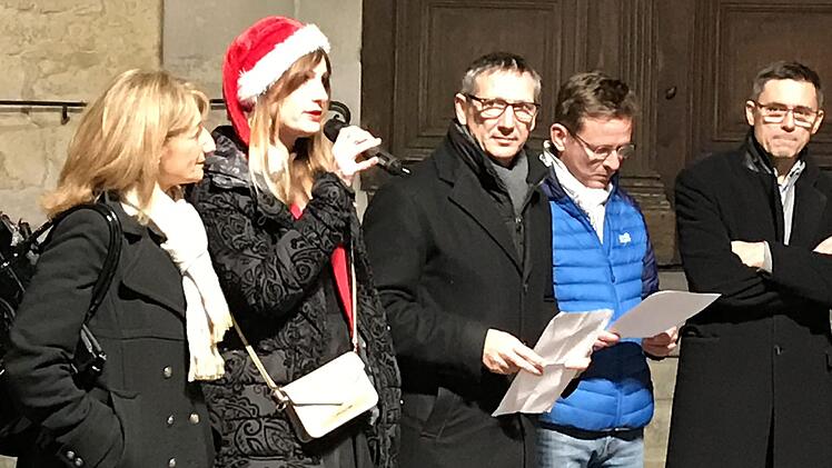 Marie-Pierre Mouton (links), Présidente du Conseil départemental de la Drôme, und Bürgermeister Alain Gallu (Dritter von rechts) freuten sich bei der offiziellen Eröffnung des Weihnachtsmarktes über die Delegation aus dem Landkreis Haßberge, die mit ihren Ständen den Marché de Noël bereicherten. Oliver Fesser (Zweiter von rechts), stellvertretender Vorsitzender des Freundeskreises Haßberge-Tricastin, dankte für die herzliche Gastfreundschaft und fungierte als Dolmetscher.Monika Göhr /Freundes...