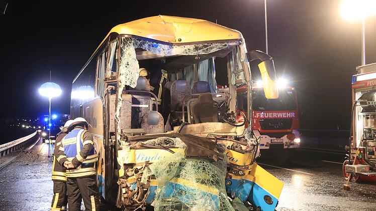 Ein schweres Busunglück hat sich in der Nacht auf Samstag auf der A3 ereignet. Insgesamt wurden 18 Menschen verletzt - der Busfahrer ist gestorben.  Foto: NEWS5 / Merzbach