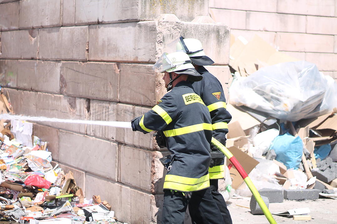Brand in Würzburger Recycling-Hof: 40 Tonnen Müll in Flammen