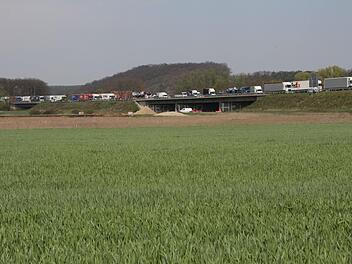 Ein alltägliches Bild auf der A3 zwischen Höchstadt und dem Kreuz Fürth/Erlangen: ein stehender Lastwagen am anderen.  Foto: Andreas Dorsch