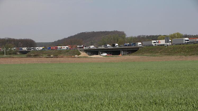 Ein alltägliches Bild auf der A3 zwischen Höchstadt und dem Kreuz Fürth/Erlangen: ein stehender Lastwagen am anderen.  Foto: Andreas Dorsch