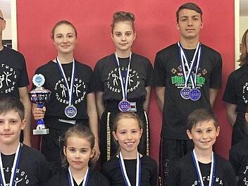 Das erfolgreiche Eberner Kickboxteam bei den "Bayerischen" in Erding, hinten von links: Trainer Jürgen Schorn, Johanna Zeitler, Alea Genslein, Darius Strätz, Jan Uwe Sauerteig; vorne von links: Jannik Spinnler, Annalia Heiles, Lenja Eller, Jannik Vießmann, Jule Greul. Foto: Dietz