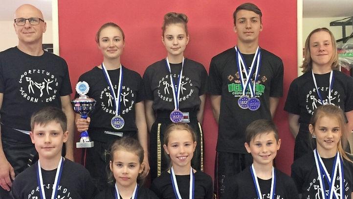 Das erfolgreiche Eberner Kickboxteam bei den "Bayerischen" in Erding, hinten von links: Trainer Jürgen Schorn, Johanna Zeitler, Alea Genslein, Darius Strätz, Jan Uwe Sauerteig; vorne von links: Jannik Spinnler, Annalia Heiles, Lenja Eller, Jannik Vießmann, Jule Greul. Foto: Dietz