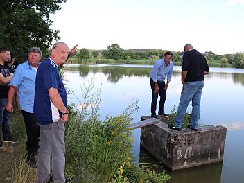 Am großen Torweiher begutachten Karsten Fischkal und Tim Scheppe (r.) den Teichmönch.    Foto: Johanna Blum