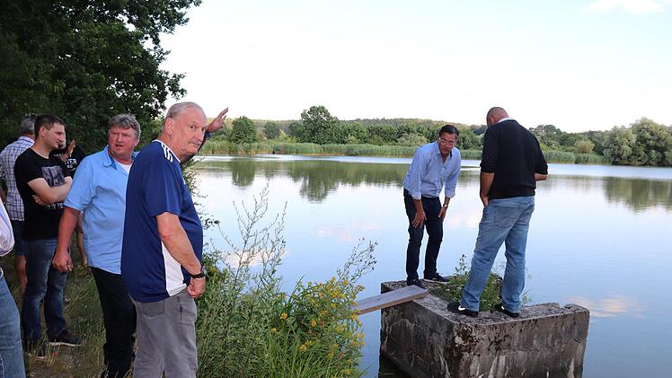 Am großen Torweiher begutachten Karsten Fischkal und Tim Scheppe (r.) den Teichmönch.    Foto: Johanna Blum