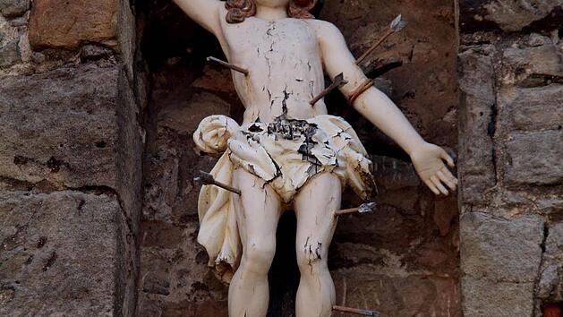 Als der Heimatverein die Restaurierung in die Wege leitete, war die Holzfigur arg ramponiert.  Foto: Archiv