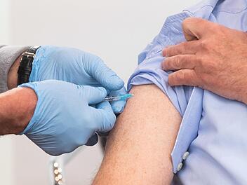 Im Landkreis Kulmbach hat jeder dritte B&uuml;rger  seine Erstimpfung erhalten.