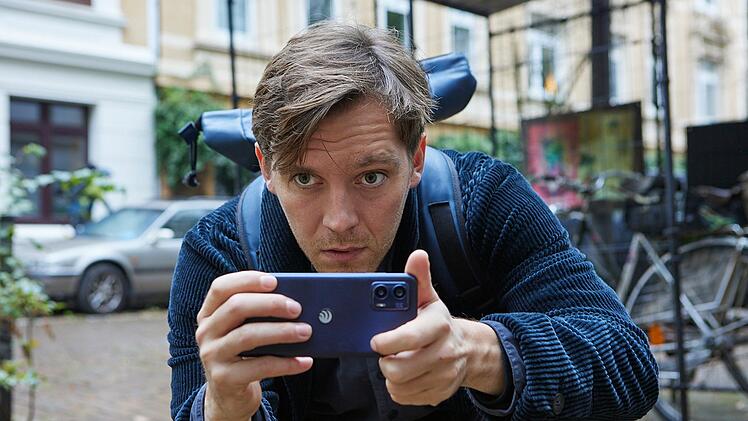 Fotograf Denis (Jonas Nay) findet nur langsam wieder in seinen Beruf zur&uuml;ck.