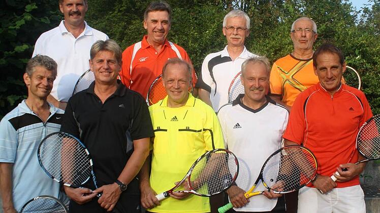 Wolfgang Hoderleins Tenniskumpels vom TC Stadtsteinach - vorne, von links: Christian Schröppel, Dieter Hildner, Hansi Hümmer, Peter Laaber und Jürgen Hoffmann; oben, von links: Manfred Korkisch, Pavel Hlava, Roland Geist und Gottfried Will.