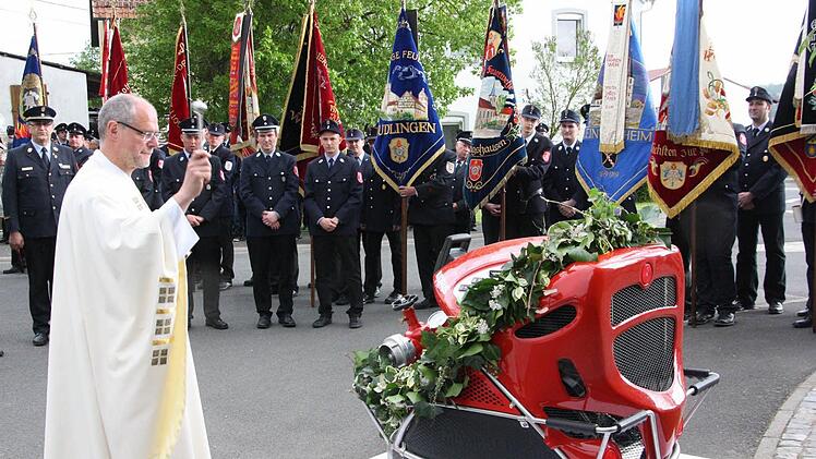 Pater Markus Reis segnete am Florianstag die neue Tragkraftspritze der Wehr Burghausen. Fotos: Arnold Nöth