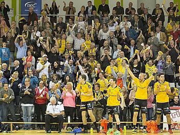 Kühlen Kopf bewahrt in dieser Szene lediglich Ralf Baucke (vorne sitzend auf der Bank). Der Co-Trainer muss fleißig notieren, während die vielen Fans in der HUK-Coburg-Arena, die Spieler und Betreuer oft nach Torerfolgen ihres HSC grenzenlos jubeln. Foto: Archiv/Uwe Gick