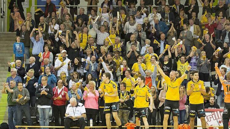 Kühlen Kopf bewahrt in dieser Szene lediglich Ralf Baucke (vorne sitzend auf der Bank). Der Co-Trainer muss fleißig notieren, während die vielen Fans in der HUK-Coburg-Arena, die Spieler und Betreuer oft nach Torerfolgen ihres HSC grenzenlos jubeln. Foto: Archiv/Uwe Gick