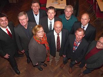 Für die "Top Ten" der Kreistagsliste der Freien Wähler geht der Blick nach oben (vorne, von links): Gisela Böhnel, Hans-Joachim Lieb, Berthold Borczyk, Michael Fischer, (hinten, von links): Christian Gunsenheimer, Hendrik Dressel, Gerold Strobel, Marco Steiner, Claus Höcherich und Bernd Reisenweber. Foto: Berthold Köhler