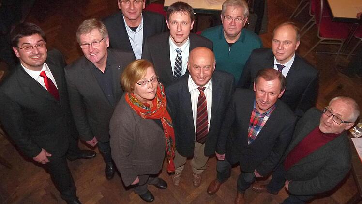 Für die "Top Ten" der Kreistagsliste der Freien Wähler geht der Blick nach oben (vorne, von links): Gisela Böhnel, Hans-Joachim Lieb, Berthold Borczyk, Michael Fischer, (hinten, von links): Christian Gunsenheimer, Hendrik Dressel, Gerold Strobel, Marco Steiner, Claus Höcherich und Bernd Reisenweber. Foto: Berthold Köhler