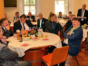 Beim Politischen Frühschoppen am "Tag der Begegnung" der Himmelkroner Heime kündigte Abteilungsdirektor Jürgen Zenker (stehend) eine Investition von weit über einer Million Euro in die Werkstatt für behinderte Menschen an. Foto: Sebastian Müller