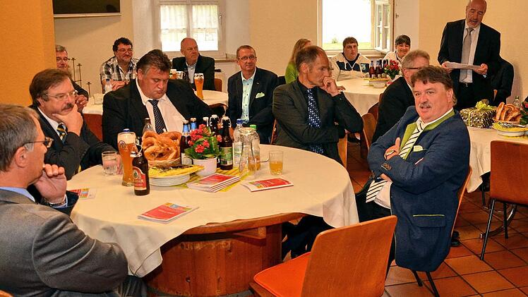Beim Politischen Frühschoppen am "Tag der Begegnung" der Himmelkroner Heime kündigte Abteilungsdirektor Jürgen Zenker (stehend) eine Investition von weit über einer Million Euro in die Werkstatt für behinderte Menschen an. Foto: Sebastian Müller