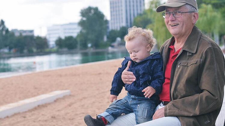 Am Wöhrder See leben viele Kanada- und Graugänsel. Die Hinterlassenschaften der Gänse haben zuletzt den Strand arg verschmutzt. Mit einem Zaun im Wasser soll den Tieren ab sofort der Weg zum Sandstrand versperrt werden. Man appelliert mit Hinweistafeln auch an die Besucher, die Tiere nicht zu füttern. Foto: Nikolas Pelke