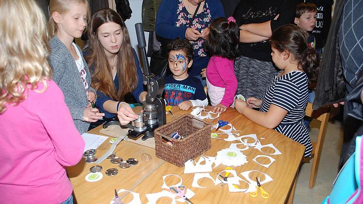 Heiß umlagert war bei der Einweihung des Zentrums für Kinder und Familien die Buttonmaschine, bei der jeder seinen persönlichen Schutzengel pressen konnte. Foto: Karl Klippel