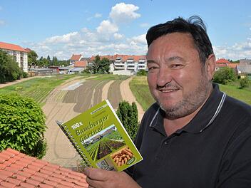Wolfgang Wußmann mit seinem neuesten Werk  Foto: Ronald Rinklef