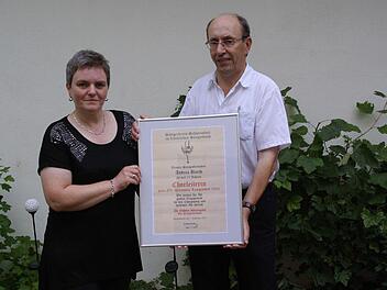 Die Goldene Stimmgabel nahm Andrea Barth von Kreisgruppenvorsitzenden Siegfried Gottwald entgegen.
