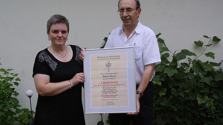 Die Goldene Stimmgabel nahm Andrea Barth von Kreisgruppenvorsitzenden Siegfried Gottwald entgegen.