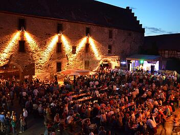 Ihr 65-jähriges Bestehen feiert in diesem Jahr die Blaskapelle Ebenhausen. Ausgelassene Stimmung wird dann auch wieder im Schlosshof herrschen.  Foto: Stefan Geiger