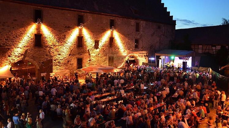 Ihr 65-jähriges Bestehen feiert in diesem Jahr die Blaskapelle Ebenhausen. Ausgelassene Stimmung wird dann auch wieder im Schlosshof herrschen.  Foto: Stefan Geiger