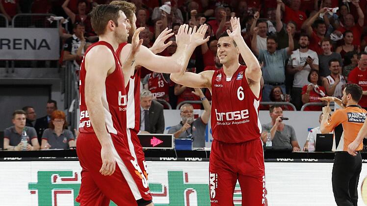 Jubel bei Nikos Zisis, Nicolo Melli und Fabien Causeur