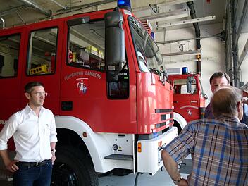 Architekt Jochen Eis (links) in der Feuerwehrhalle des neuen Gerätehauses mit Besuchern Fotos: Marion Krüger-Hundrup