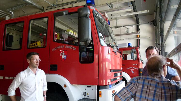 Architekt Jochen Eis (links) in der Feuerwehrhalle des neuen Gerätehauses mit Besuchern Fotos: Marion Krüger-Hundrup