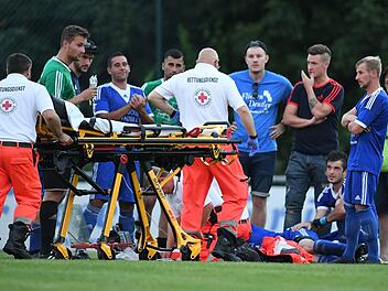 Besorgte Gesichter und ein herbeieilender Notarzt: Beim Pokalspiel in Pretzfeld hatte sich ein Akteur der SpVgg Zeckern schwer verletzt, vermutlich am Unterschenkel. Die Partie wurde abgebrochen.  Foto: Sportfoto Zink