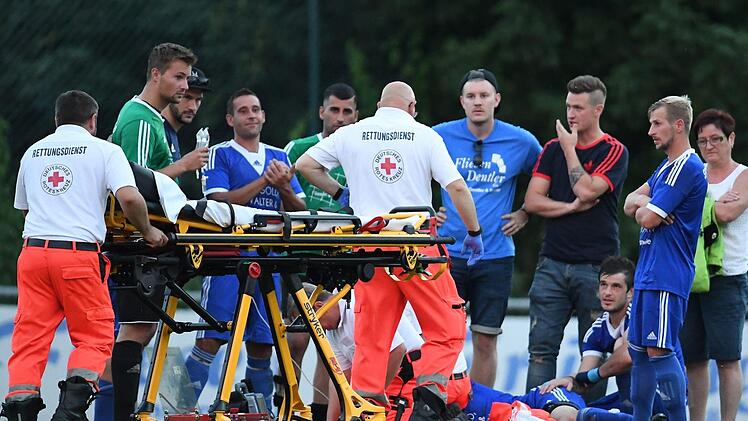 Besorgte Gesichter und ein herbeieilender Notarzt: Beim Pokalspiel in Pretzfeld hatte sich ein Akteur der SpVgg Zeckern schwer verletzt, vermutlich am Unterschenkel. Die Partie wurde abgebrochen.  Foto: Sportfoto Zink