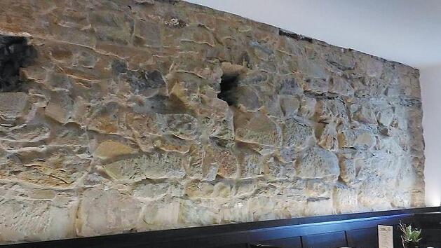 Im "Stadtmauerst&uuml;bla" bildet die Stadtmauer eine "nat&uuml;rliche" Wand. Auch im Biergarten wird die Stadtmauer jetzt freigelegt.  Foto: pr