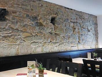 Im "Stadtmauerstübla" bildet die Stadtmauer eine "natürliche" Wand. Auch im Biergarten wird die Stadtmauer jetzt freigelegt.  Foto: pr