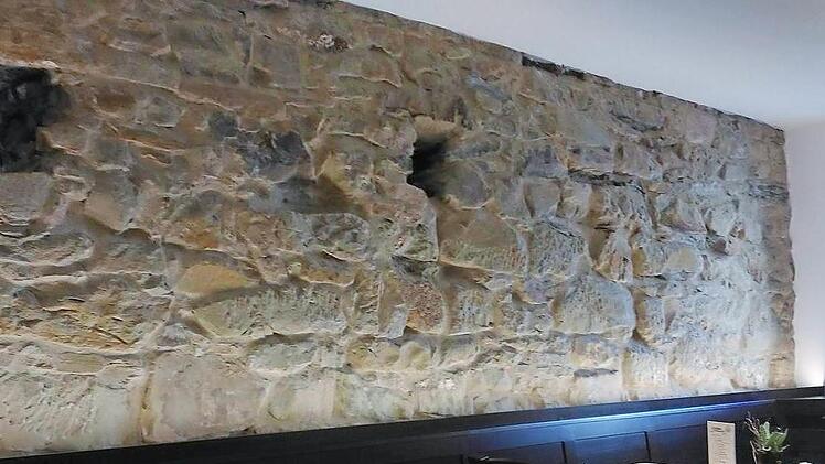 Im "Stadtmauerstübla" bildet die Stadtmauer eine "natürliche" Wand. Auch im Biergarten wird die Stadtmauer jetzt freigelegt.  Foto: pr