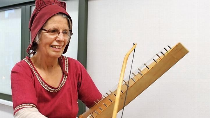 Astrid Zels-Kemler spielte Dudelsack und - hier Streichpsalter - beim Dekanatsfrauentag. Foto: Jens Fertinger