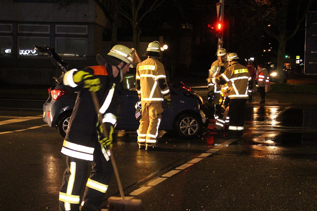 Unfall Bayreuth: Feuerwehr rettet Frau aus Auto