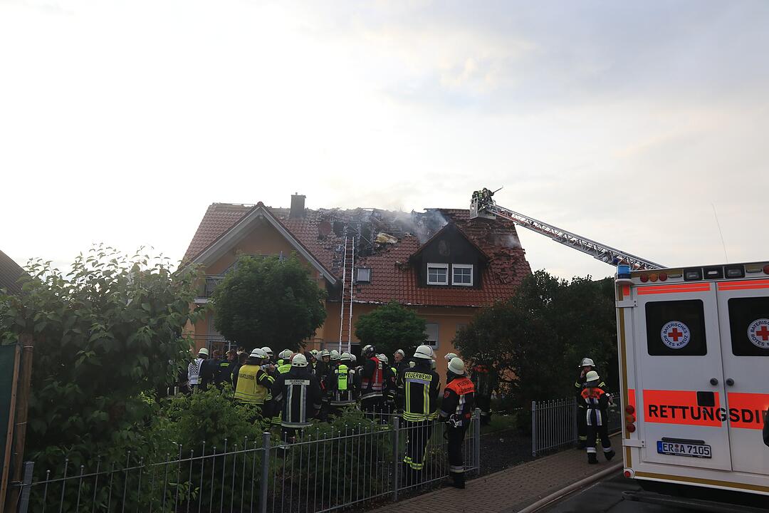 Blitzeinschlag: Dachstuhl geht nach Gewitter in Flammen auf