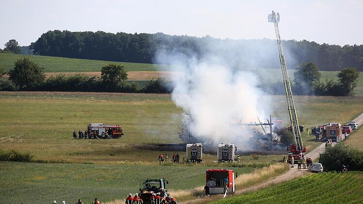 Am Mittwochnachmittag rückten mehrere Einsatzkräfte zu einem Scheunenbrand bei Pferdsfeld, Gemeinde Ebensfeld (Kreis Lichtenfels), aus.  Eine Scheune brannte. Foto: NEWS5 / Herse