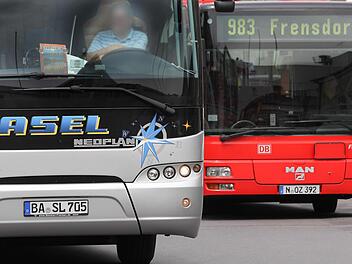 Im Landkreis sind Busse verschiedener Unternehmen im Einsatz. Nicht immer ist gleich zu erkennen, dass es um Linienbusse des Regionalverkehrs handelt. Das soll sich ändern. Archivbild: Michael Gründel