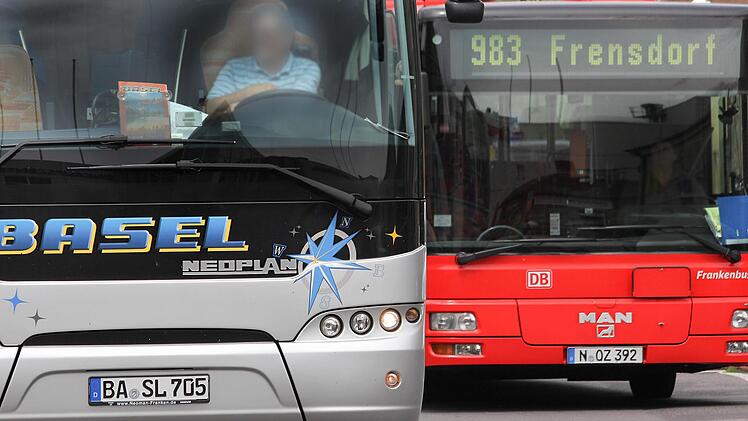 Im Landkreis sind Busse verschiedener Unternehmen im Einsatz. Nicht immer ist gleich zu erkennen, dass es um Linienbusse des Regionalverkehrs handelt. Das soll sich ändern. Archivbild: Michael Gründel