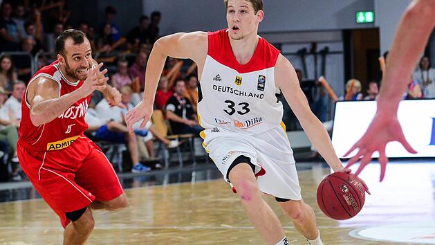 Patrick Heckmann (rechts), hier beim EM-Qualifikationsspiel gegen den &Ouml;sterreicher Enis Murati im September 2016 in Bamberg, bestritt bei der EM 2017 seine letzte von bislang 32 L&auml;nderpartien. Derzeit befindet sich der 26-J&auml;hrige in guter Form.  Foto: Nicolas Armer/dpa