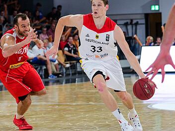 Patrick Heckmann (rechts), hier beim EM-Qualifikationsspiel gegen den Österreicher Enis Murati im September 2016 in Bamberg, bestritt bei der EM 2017 seine letzte von bislang 32 Länderpartien. Derzeit befindet sich der 26-Jährige in guter Form.  Foto: Nicolas Armer/dpa